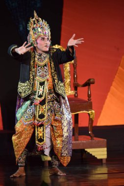 Banyuwangi geleneksel sanat gösterileri, 18 Nisan 2015 tarihinde Doğu Java, Endonezya 'daki Surabaya Sanat Binası' nda gerçekleştirilen Sekartaji 'nin hikayesini anlatıyor.