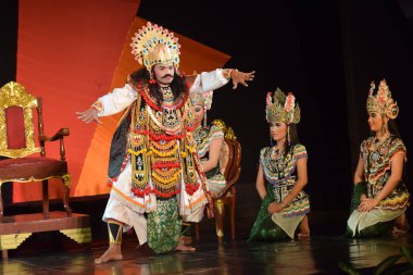 Banyuwangi geleneksel sanat gösterileri, 18 Nisan 2015 tarihinde Doğu Java, Endonezya 'daki Surabaya Sanat Binası' nda gerçekleştirilen Sekartaji 'nin hikayesini anlatıyor.