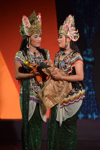 Banyuwangi geleneksel sanat gösterileri, 18 Nisan 2015 tarihinde Doğu Java, Endonezya 'daki Surabaya Sanat Binası' nda gerçekleştirilen Sekartaji 'nin hikayesini anlatıyor.