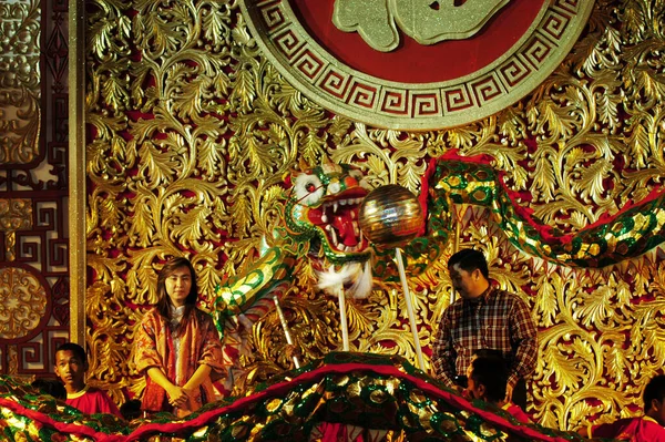 2002年2月13日 华人社区团体在印度尼西亚东爪哇的苏拉巴亚帝王宫庆祝中国新年 — 图库照片