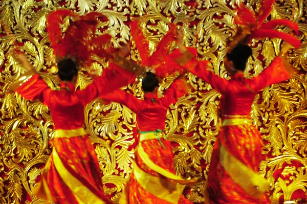 2002年2月13日 中国共同体はインドネシア東ジャワ州スラバヤの皇居で中国の旧正月を祝いました — ストック写真