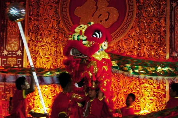 2002年2月13日 华人社区团体在印度尼西亚东爪哇的苏拉巴亚帝王宫庆祝中国新年 — 图库照片