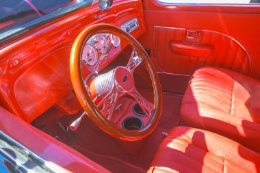 kırmızı dahili klasik araba direksiyona özenli odaklanma