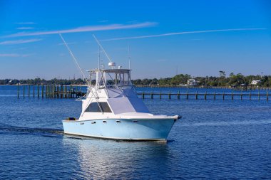 Bir balıkçı teknesi, Meksika körfezindeki bir günlük maceranın yankılarını taşıyarak zarifçe limana döner..