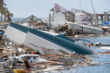 Tekneler alabora olup parçalanırken, Michael Kasırgası 'nın amansız gücüyle bir marinada büyük yıkım meydana geldi..