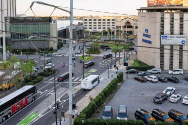 New Orleans, Louisiana ABD 28 Şubat 2025 Polis motosikleti Harley Davidson kavşakta durdu insanlar yürüyordu, elektrik direği, P işareti, limuzin, VIP, limuzin