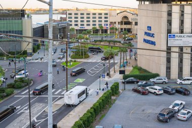 New Orleans, Louisiana ABD 28 Şubat 2025 Polis motosikleti Harley Davidson kavşakta durdu insanlar yürüyordu, elektrik direği, P işareti, limuzin, VIP, limuzin