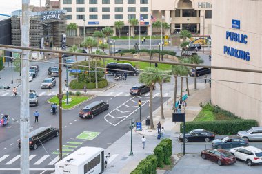 New Orleans, Louisiana ABD 28 Şubat 2025 Polis motosikleti Harley Davidson kavşakta durdu insanlar yürüyordu, sokak lambası, limuzin, limuzin, bagaj