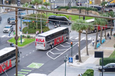 New Orleans, Louisiana ABD 28 Şubat 2025 Polis motosikleti Harley Davidson kavşakta durdu, insanlar yürüdü, elektrik direği, limuzin, bagaj, NOLA TOURS