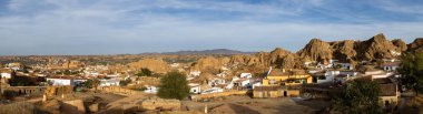 Guadix kasabası, Granada İspanya, geleneksel mağara konutlarını gösteriyor