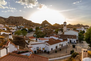 Guadix kasabası, Granada İspanya, geleneksel mağara konutlarını gösteriyor