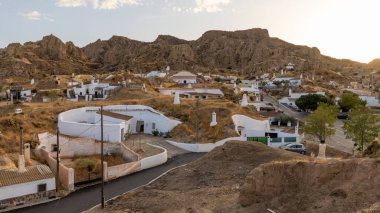 Guadix kasabası, Granada İspanya, geleneksel mağara konutlarını gösteriyor