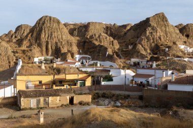 Guadix kasabası, Granada İspanya, geleneksel mağara konutlarını gösteriyor