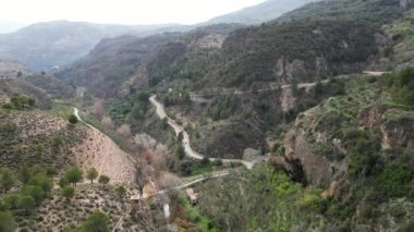 İspanya, Granada 'daki Lecrn Vadisi' ndeki Beznar rezervuarı ve barajının ötesindeki geçitin insansız hava aracı görüntüleri.