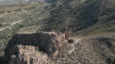 İspanya, Granada 'daki Mondujar Kalesi' nin tarihi kalıntılarının insansız hava aracı görüntüleri.