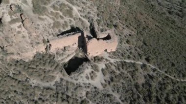 İspanya, Granada 'daki Mondujar Kalesi' nin tarihi kalıntılarının insansız hava aracı görüntüleri.