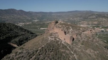 İspanya, Granada 'daki Mondujar Kalesi' nin tarihi kalıntılarının insansız hava aracı görüntüleri.