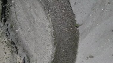 İHA görüntüleri, yukarıdan aşağıya, göle doğru kıvrılan küçük bir nehrin görüntüsü.