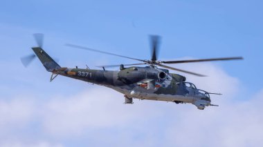 Fairford, İngiltere - 14 Temmuz 2022: Bir Rus Mil-24V Hind saldırı helikopteri iniş pistine yaklaşıyor