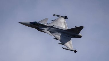 Fairford, İngiltere - 14 Temmuz 2022: İsveç yapımı savaş uçağı Saab Gripen, havaalanı üzerinde uçuş bankacılığı yapıyor.