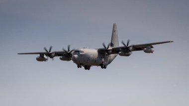 Fairford, İngiltere - 14 Temmuz 2022: Bir Lockheed C-130 Herkül nakliye uçağı havaalanına indi