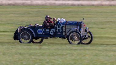 Old Warden, İngiltere 2 Ekim 2022: 1911 Curtiss 'Krit' Speedster çim pistinde hızla sürülüyor
