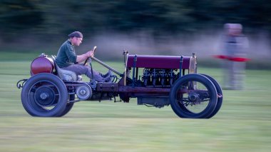 Old Warden, İngiltere 2 Ekim 2022: 1911 Curtiss 'Krit' Speedster çim pistinde hızla sürülüyor