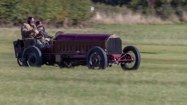 Old Warden, İngiltere - 2 Ekim 2022: Vintage 1905 Fiat Isotta Fraschini 200 HP yarış arabası çimen pisti boyunca hızla sürülüyor