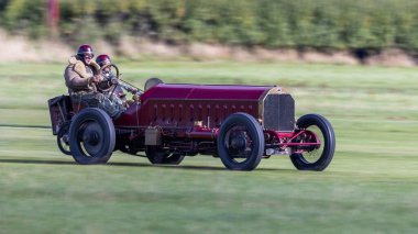 Old Warden, İngiltere - 2 Ekim 2022: Vintage 1905 Fiat Isotta Fraschini 200 HP yarış arabası çimen pisti boyunca hızla sürülüyor
