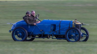 Old Warden, İngiltere - 2 Ekim 2022: Vintage araba 1911 Delage Coupe de l 'Auto çimen pisti boyunca hızla sürülüyor