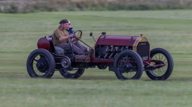 Old Warden, İngiltere 2 Ekim 2022: 1911 Curtiss 'Krit' Speedster çim pistinde hızla sürülüyor