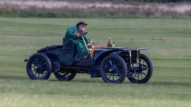 Old Warden, İngiltere - 2 Ekim 2022: Vintage De Dietrich araba A 1853 otlak pisti boyunca hızla sürülüyor