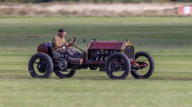 Old Warden, İngiltere 2 Ekim 2022: 1911 Curtiss 'Krit' Speedster çim pistinde hızla sürülüyor