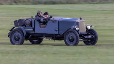 Old Warden, İngiltere - 2 Ekim 2022: 1929 model Armstrong Siddeley arabası çimen pisti boyunca hızla sürülüyor