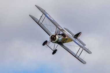 Old Warden, İngiltere - 2 Ekim 2022: Vintage Sopwith Pup çift kanatlı uçak havaalanı üzerinde alçaktan uçuyor. Yakın çekim.