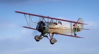 Old Warden, İngiltere - 2 Ekim 2022: Eski model Curtiss Wright uçağı yere yakın 4000 uçuş gerçekleştirdi