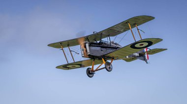 Old Warden, İngiltere - 2 Ekim 2022: Kraliyet Uçak Fabrikası S.E.5 yere yakın uçuyor