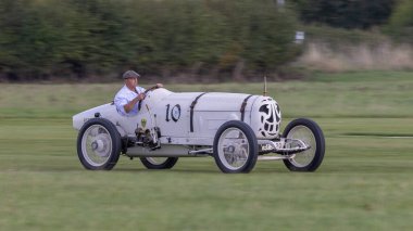 Old Warden, İngiltere - 2 Ekim 2022: Vintage koleksiyoncu arabası Fafnir Hall Scott Aero Special 1914 / 17 çimen pisti boyunca hızla sürülüyor