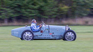 Old Warden, İngiltere - 2 Ekim 2022: Vintage otomobil Bugatti Tipi 51 çimen pisti boyunca hızla sürülüyor
