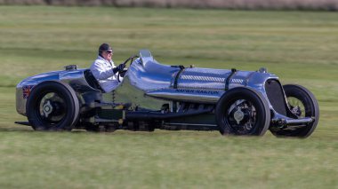 Old Warden, İngiltere - 2 Ekim 2022: 1933 Napier Railton Aero motorlu antika yarış arabası çimen pisti boyunca hızla sürülüyor