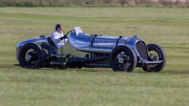 Old Warden, İngiltere - 2 Ekim 2022: 1933 Napier Railton Aero motorlu antika yarış arabası çimen pisti boyunca hızla sürülüyor