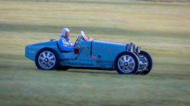 Old Warden, İngiltere - 2 Ekim 2022: Vintage otomobil Bugatti Tipi 51 çimen pisti boyunca hızla sürülüyor