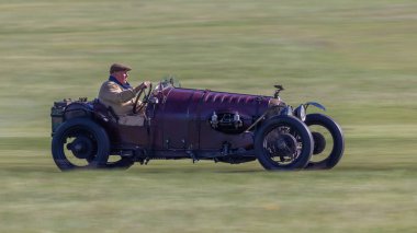 Old Warden, İngiltere - 2 Ekim 2022: Vintage araba 1929 Amilcar Riley çimen pisti boyunca hızla sürülüyor