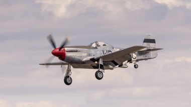 Cosford, İngiltere - 12 Haziran 2022: İkinci Dünya Savaşı 'ndan kalma Consolidated P51 Mustang savaş uçağı mavi gökyüzüne karşı uçuyor. Yakın çekim.