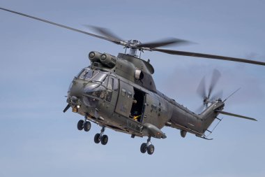 Fairford, İngiltere - 14 Temmuz 2022: Yere yakın bir RAF Helikopteri Puma HC2 inflight. Kapat.