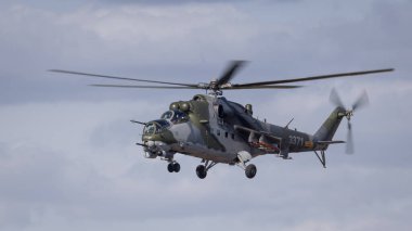 Fairford, İngiltere - 14 Temmuz 2022: Bir Rus Mil-24V Hind saldırı helikopteri iniş pistine yaklaşıyor