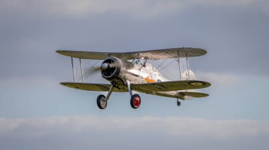 Old Warden, İngiltere - 2 Ekim 2022: Vintage uçak 1937 Gloster Gladyatörü yere yakın uçuyor