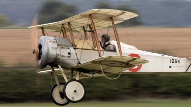 Old Warden, İngiltere - 2 Ekim 2022: Vintage Bristol Scout, iniş finalleri için havaalanı üzerinde alçaktan uçuyor