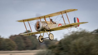 Old Warden, İngiltere - 2 Ekim 2022: Vintage Bristol Scout, iniş finalleri için havaalanı üzerinde alçaktan uçuyor