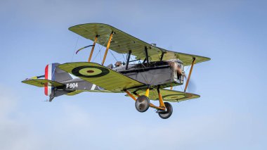 Old Warden, İngiltere - 2 Ekim 2022: Kraliyet Uçak Fabrikası S.E.5 uçuş, alçak ve kameraya doğru ilerliyor